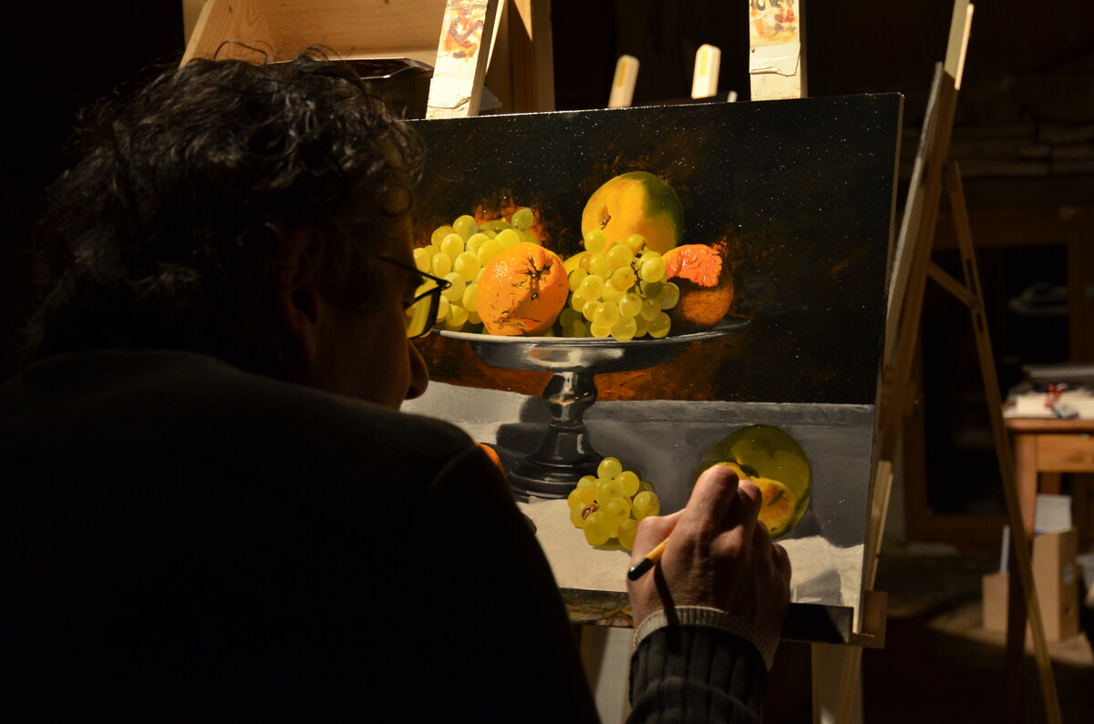 Gilles Aguilera peignant à l'huile, glacis en cours